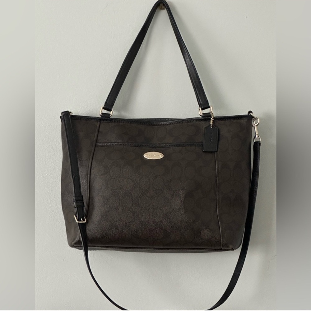 COACH SIGNATURE CARRYALL.